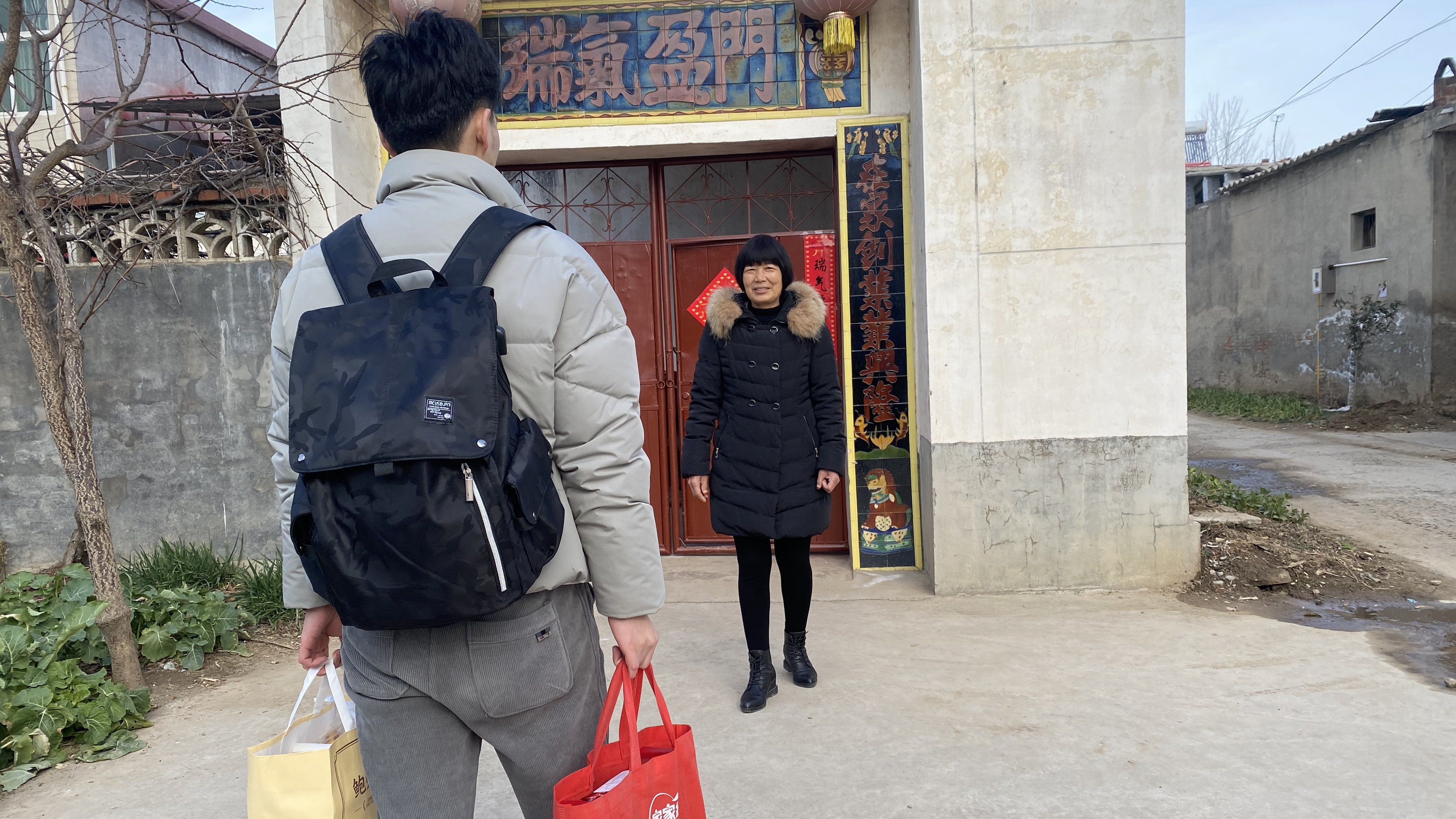 三年征衣不解度佳节！今年他们也有了千里重逢日，万家灯火时的双向奔赴……-三年衣粮 便献柔仪