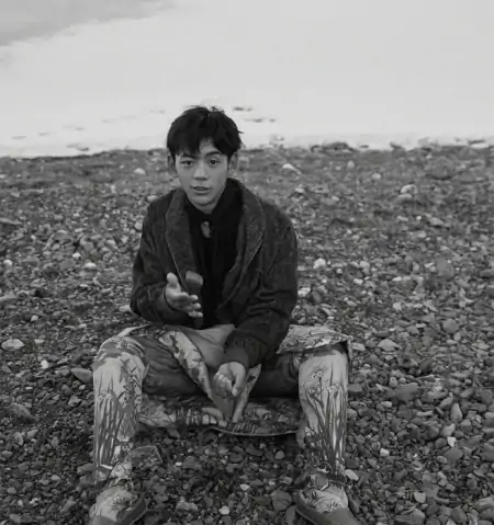 丁真杂志照曝光，怼脸镜头下颜值不输明星，被指灵气感消失（丁真爆红照片）