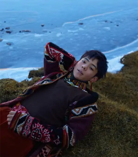 丁真杂志照曝光，怼脸镜头下颜值不输明星，被指灵气感消失（丁真爆红照片）