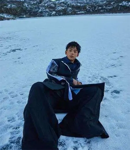 丁真杂志照曝光，怼脸镜头下颜值不输明星，被指灵气感消失（丁真爆红照片）