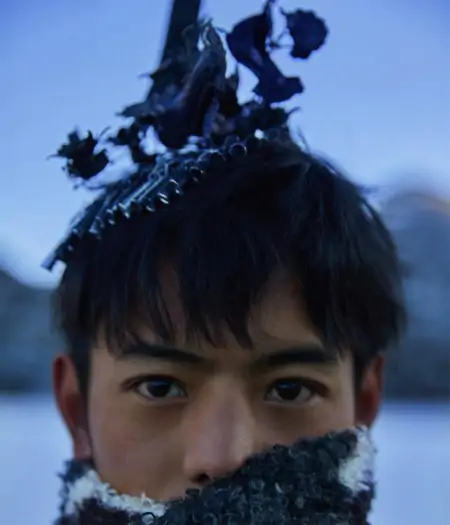 丁真杂志照曝光，怼脸镜头下颜值不输明星，被指灵气感消失（丁真爆红照片）