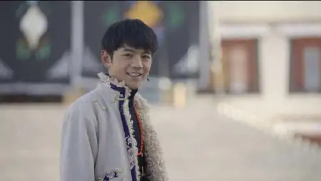 丁真杂志照曝光，怼脸镜头下颜值不输明星，被指灵气感消失（丁真爆红照片）