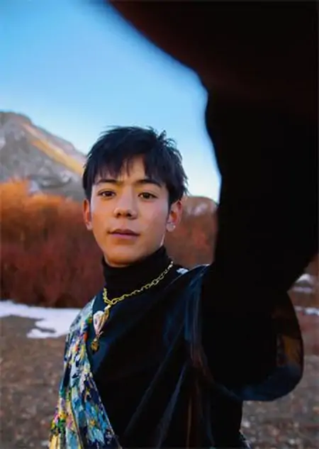 丁真杂志照曝光，怼脸镜头下颜值不输明星，被指灵气感消失（丁真爆红照片）