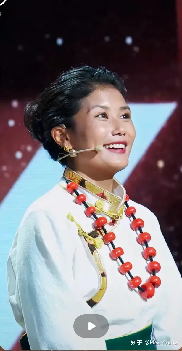 又一个被央视点名的网红？拍个土味视频就带全村脱贫致富，还被夸美若西施（央视走村直播看脱贫主持人）