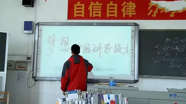 34岁备战高考，复读12年只为上清华，人生真的没有回头路吗？-男子复读13年33岁再进考场 今年他如愿了吗?