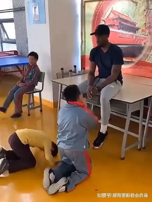 两位女性安排二十多名南非黑人偷渡到中国并派遣至幼儿园教授英语，被判处有期徒刑七年三个月，罚款二十万..（两名女性帮助二十多名黑人偷渡中国被判刑）