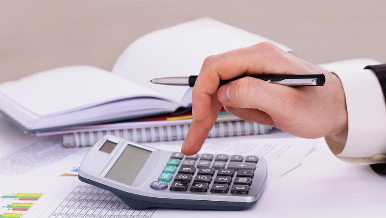 财务"偷了公司三年钱"老板才发现，最终账户只剩20块（财务偷公司的钱）