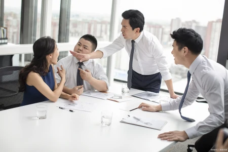 人事总监和财务总监相比，哪一个职位在公司的地位更高，为什么？（财务总监和人力资源哪个工资高一些）