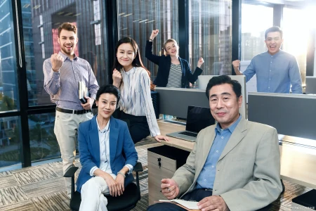 人事总监和财务总监相比，哪一个职位在公司的地位更高，为什么？（财务总监和人力资源哪个工资高一些）