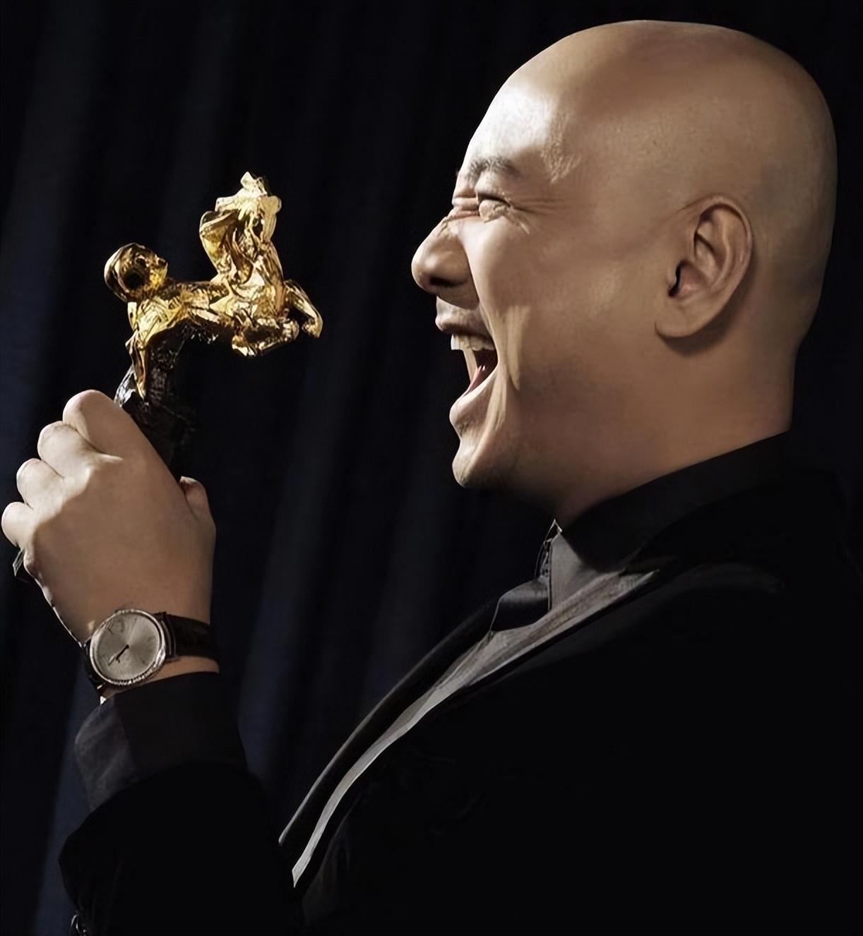 网传徐峥转移资产，逃往国外！本尊深夜回应：正在拍戏，一切安好（徐峥现身机场照片）