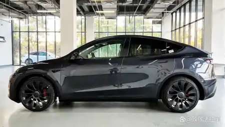 Model Y是特斯拉推出的一款较小的跨界SUV：Model Y简介（特斯拉suv车型model y）