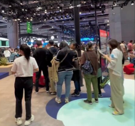 宝马MINI展台改发钥匙扣 多人排队（宝马mini钥匙壳怎么换视频教学）