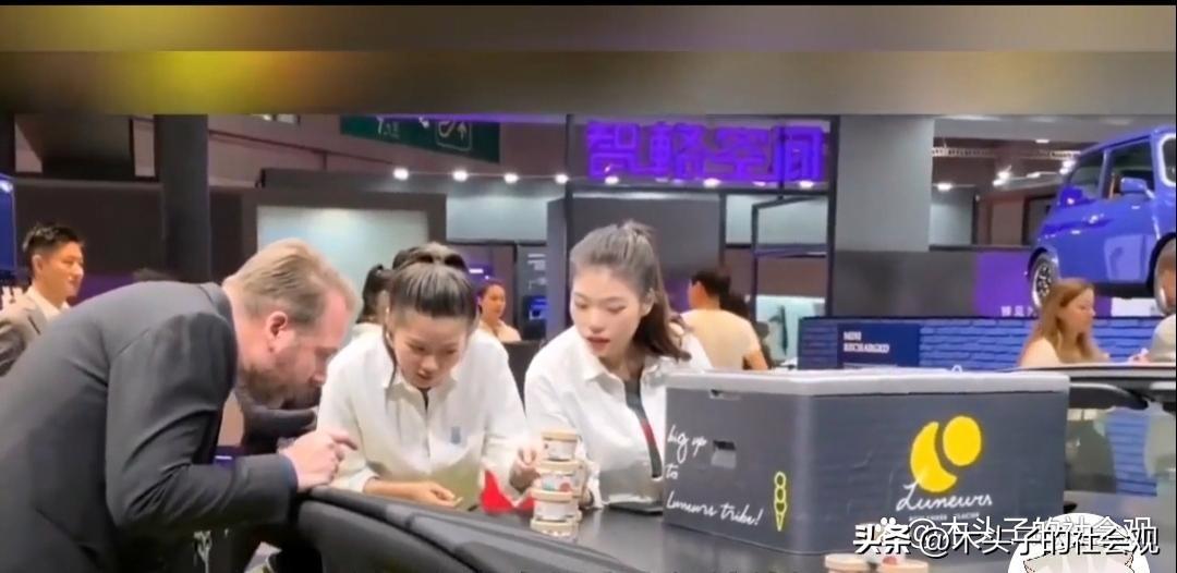 宝马MINI展台发钥匙扣，众多国人排队，网友：犹如鲁迅笔下的看客（老款宝马mini车钥匙换电池多少钱）