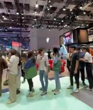 宝马mini展台冰激淋改送钥匙扣，国人仍趋之若鹜、排队伺候（宝马mini钥匙改装）