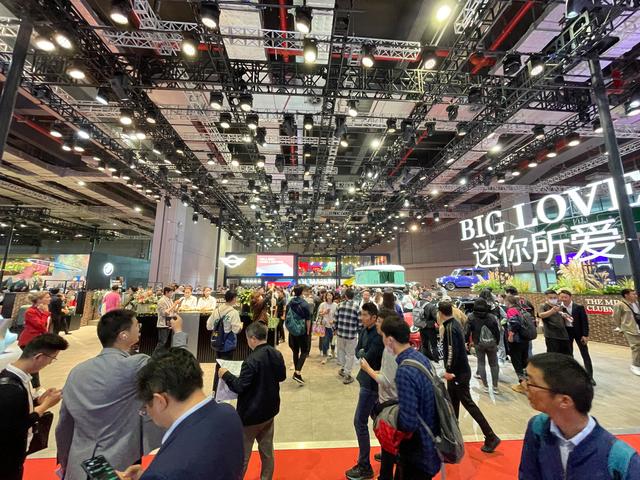 宝马MINI冰淇淋事件第二天，免费向游客发放钥匙扣丨顶端热点（mini宝马车图片及价格）