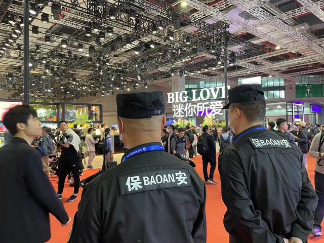 宝马MINI冰淇淋事件第二天，免费向游客发放钥匙扣丨顶端热点（mini宝马车图片及价格）