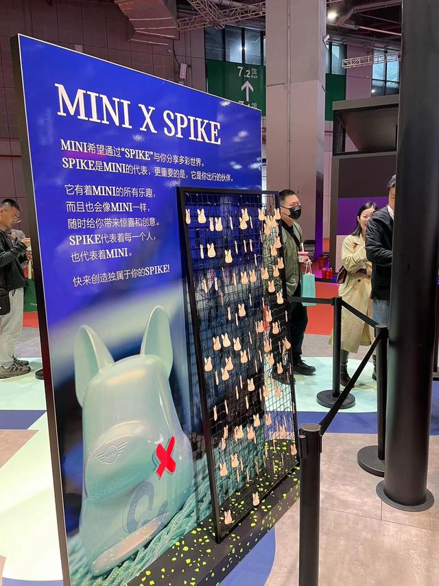 宝马MINI冰淇淋事件第二天，免费向游客发放钥匙扣丨顶端热点（mini宝马车图片及价格）