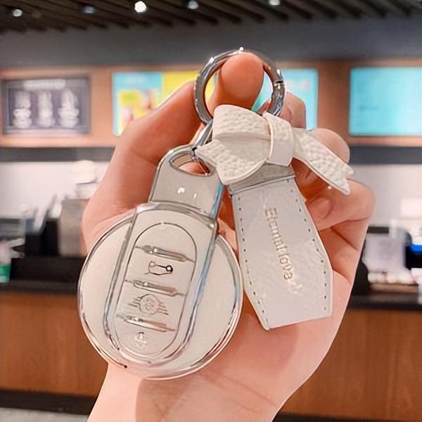 宝马mini展台改发放钥匙扣，现场多人排队领取（宝马mini钥匙改装）