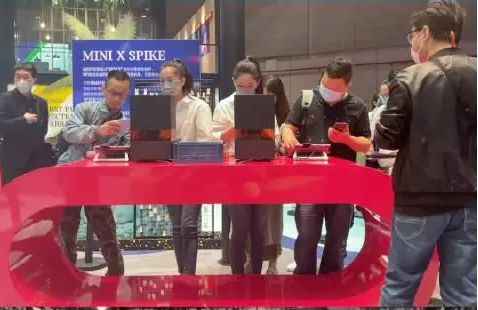 宝马mini展台改发放钥匙扣，现场多人排队领取（宝马mini钥匙改装）
