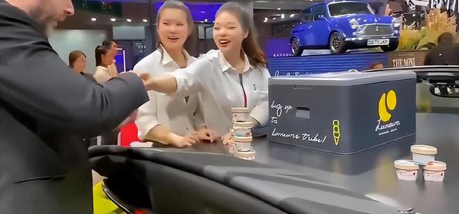 宝马mini展台改发放钥匙扣，现场多人排队领取（宝马mini钥匙改装）