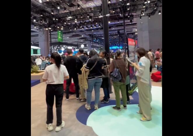 宝马MINI展台改发钥匙扣 多人排队 网友：真健忘（宝马mini钥匙孔问题大吗）