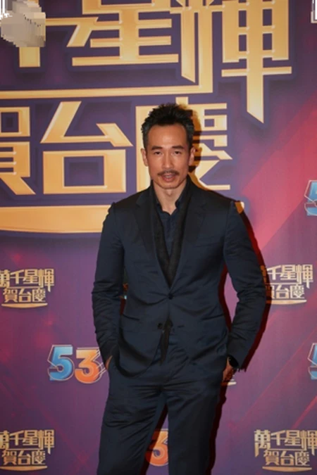 TVB台庆晚会，众花旦盛装出席，杨千嬅唱完就走太大牌-tvb台庆颁奖2020