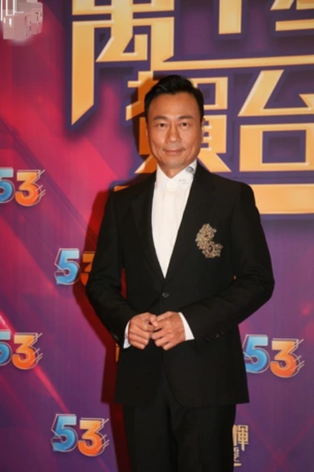 TVB台庆晚会，众花旦盛装出席，杨千嬅唱完就走太大牌-tvb台庆颁奖2020