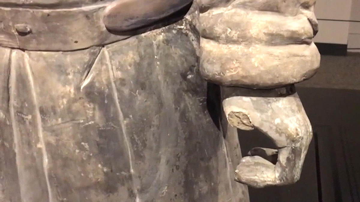 破坏中国国宝！美国人掰断兵马俑手指案新进展：指控遭撤销（外国人弄坏兵马俑）