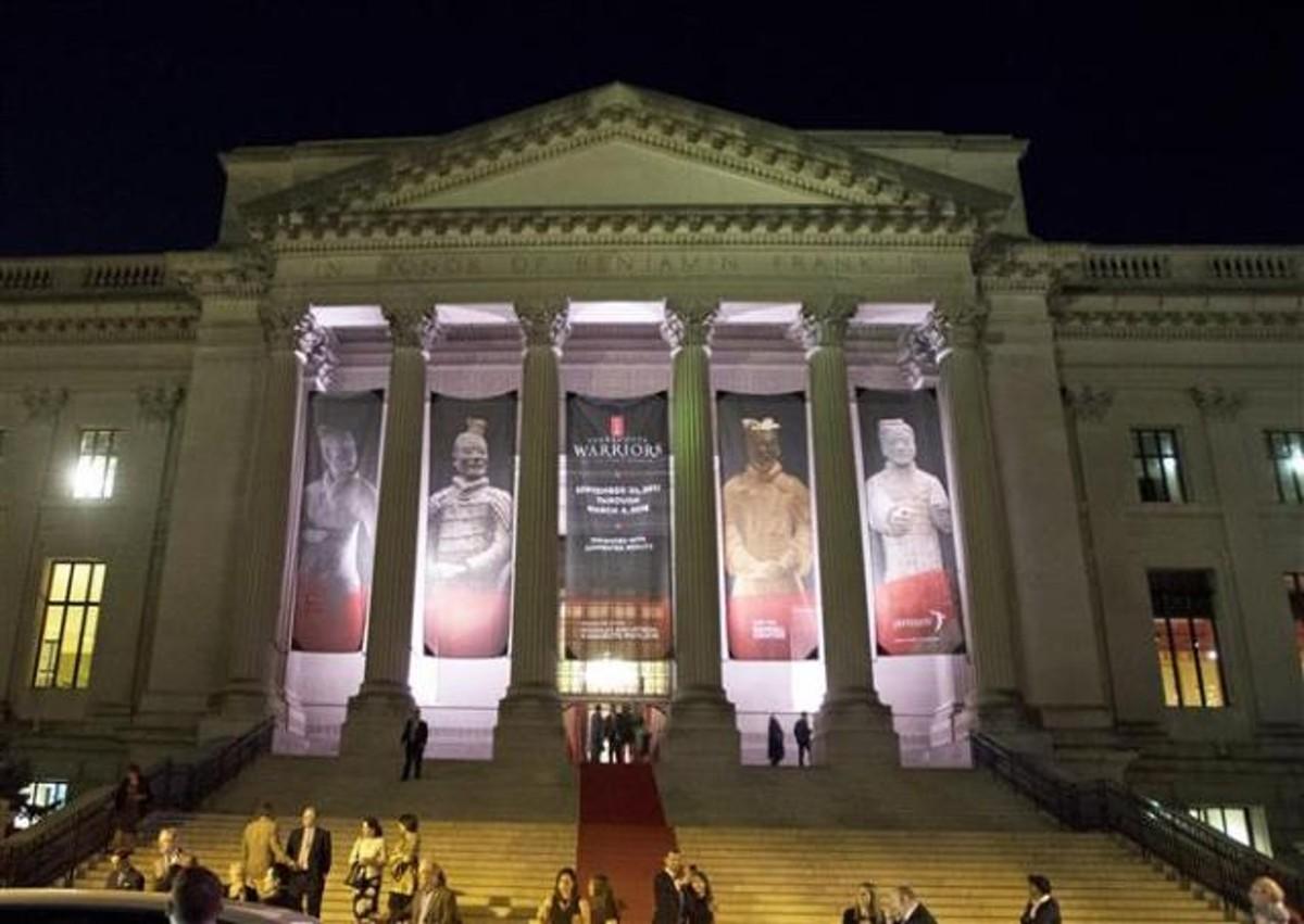 破坏中国国宝！美国人掰断兵马俑手指案新进展：指控遭撤销（外国人弄坏兵马俑）