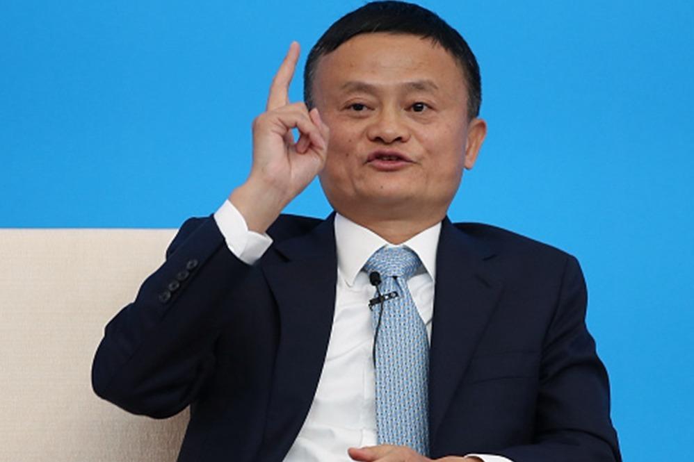 58岁马云回国气场十足，两位大佬开豪车接送！行程繁忙疑有大动作（马云近几天出）