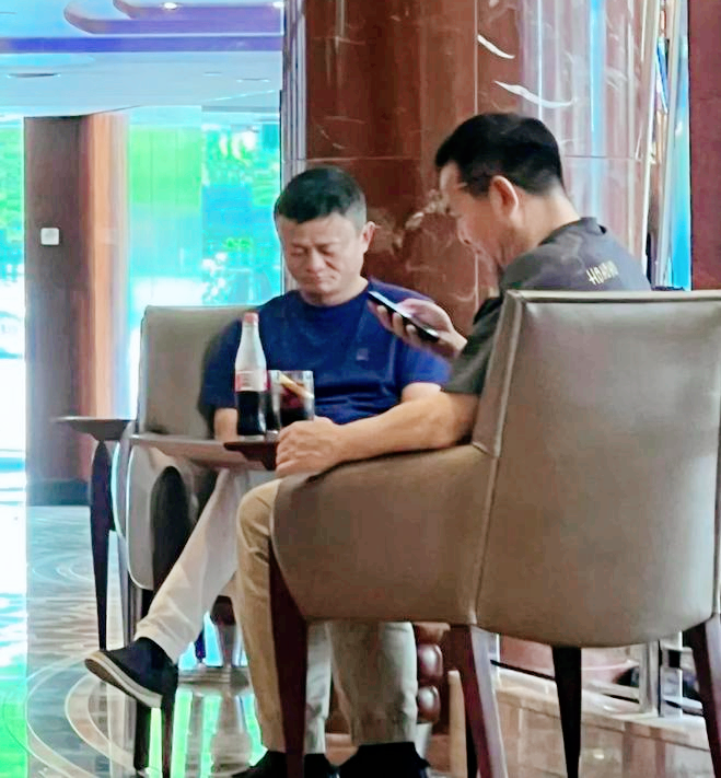 58岁马云回国气场十足，两位大佬开豪车接送！行程繁忙疑有大动作（马云近几天出）