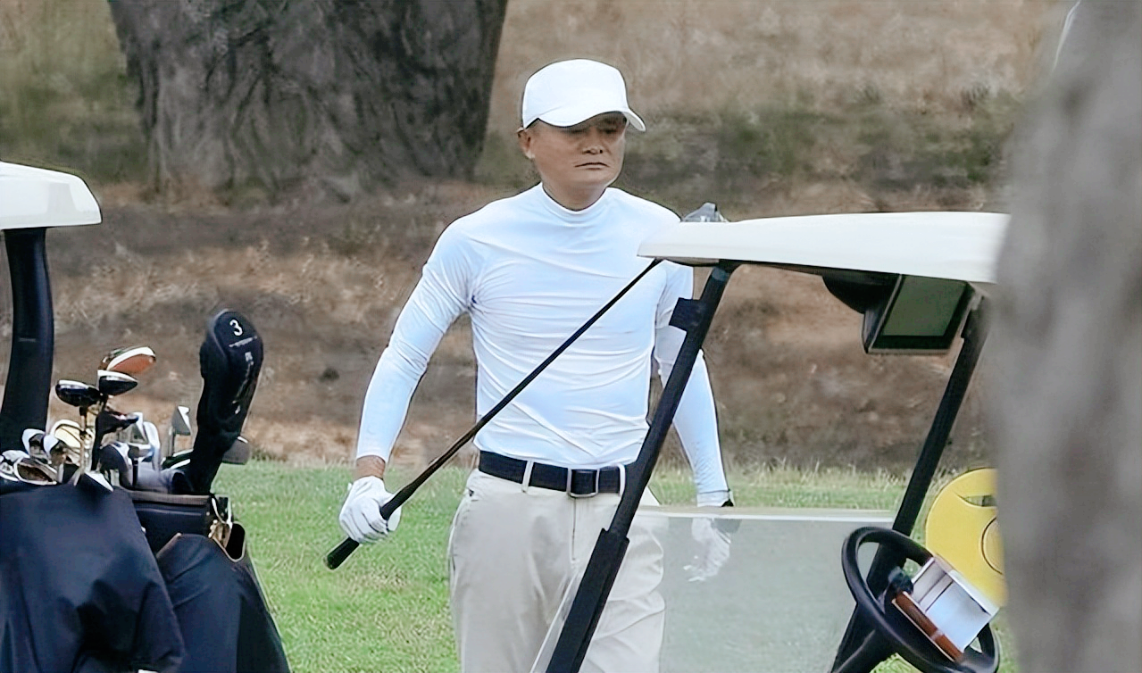 58岁马云回国气场十足，两位大佬开豪车接送！行程繁忙疑有大动作（马云近几天出）