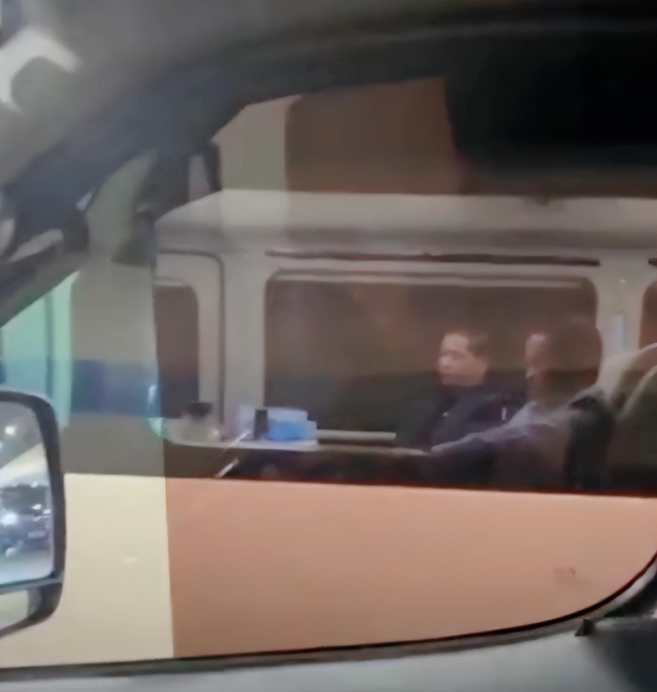 58岁马云回国气场十足，两位大佬开豪车接送！行程繁忙疑有大动作（马云近几天出）