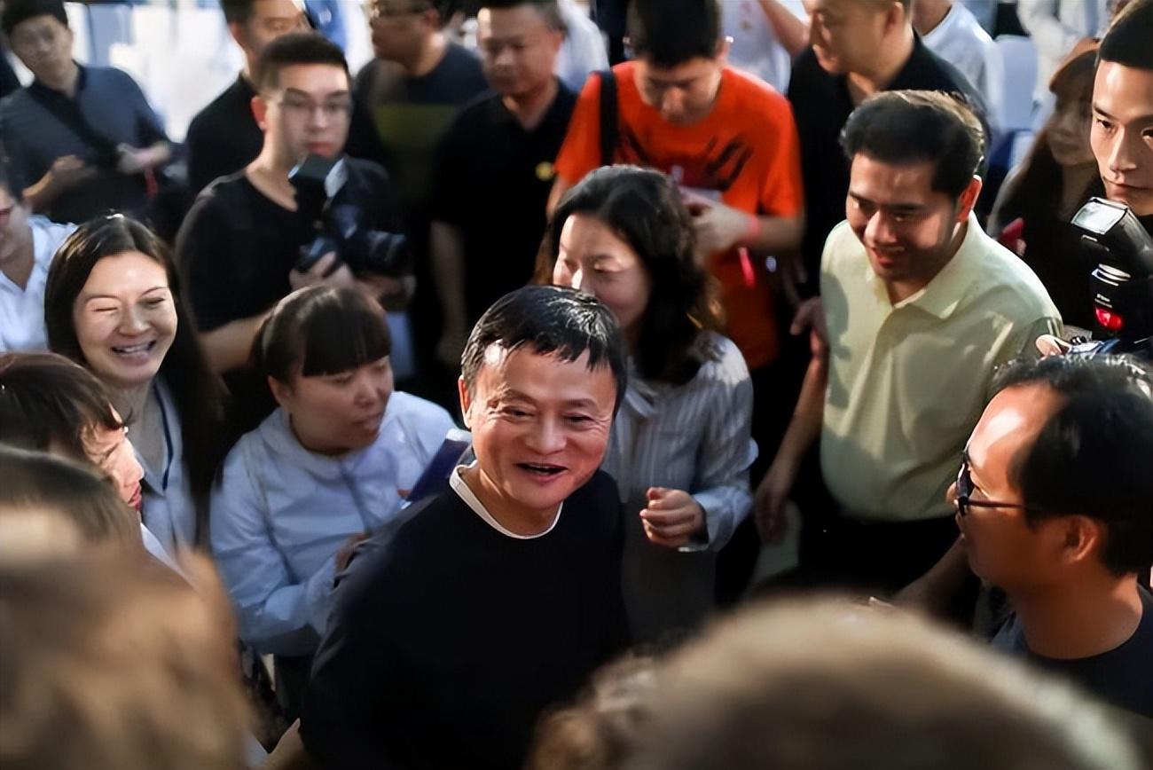 58岁马云回国气场十足，两位大佬开豪车接送！行程繁忙疑有大动作（马云近几天出）