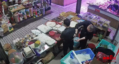 怎么回事？柳州一男子被陌生人贴膏药后，不到5秒立即晕倒！（膏药治病骗局）