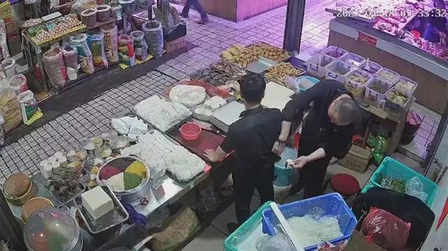 视频疯传！男子在市场被贴膏药后倒地，官方深夜通报！（贴膏药属于哪个部门监管）