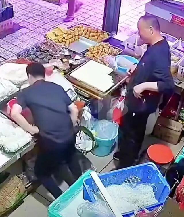 官方通报摊主被陌生人贴膏药后晕倒，膏药无致人昏迷的药物成分（为什么别人贴膏药发热,我切贴着冰凉的?）