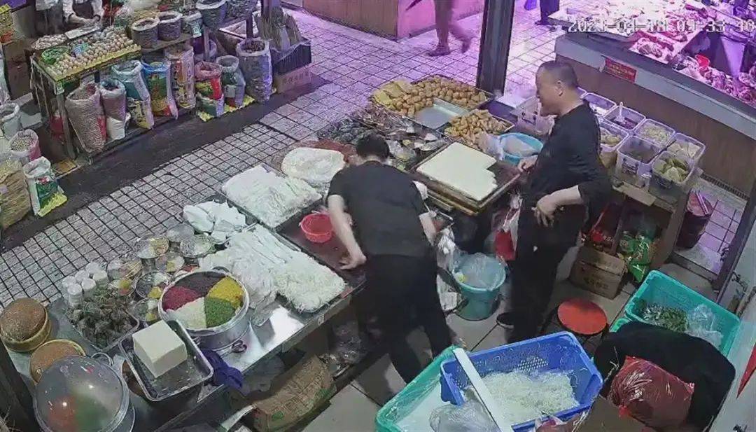 男子被陌生人贴膏药后当场晕倒，官方通报！（人贴膏药部位刺痒怎么处理）