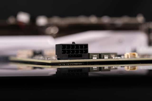 比RTX 3090 Ti便宜，还比RTX 3090 Ti能打！影驰 GeForce RTX 4070 Ti 星曜 OC显卡评测