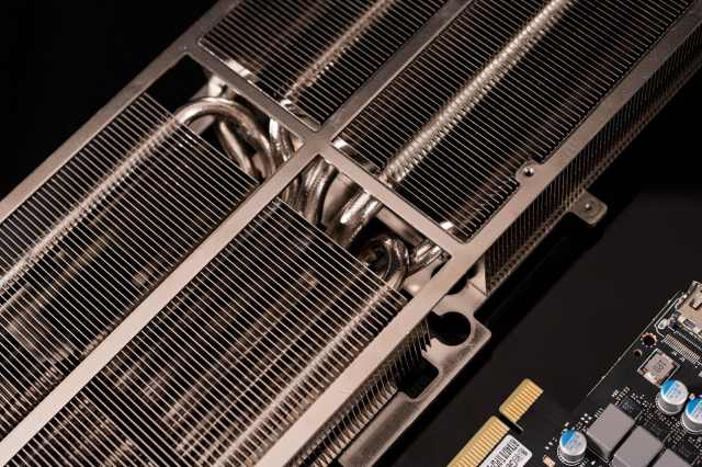 比RTX 3090 Ti便宜，还比RTX 3090 Ti能打！影驰 GeForce RTX 4070 Ti 星曜 OC显卡评测