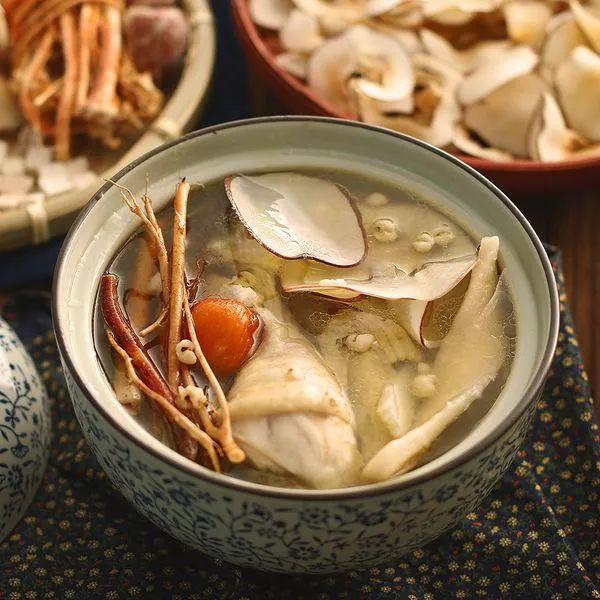 一锅鸡汤毒倒一群人！认清它：这种东西千万不要出现在餐桌上-熬了很多毒鸡汤