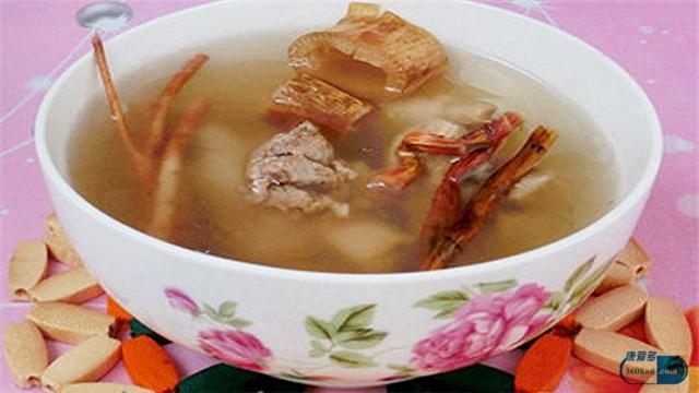 用五指毛桃煲汤对肠胃好？这几类人群食用要注意了-五指毛桃煲汤的功效可以祛湿吗