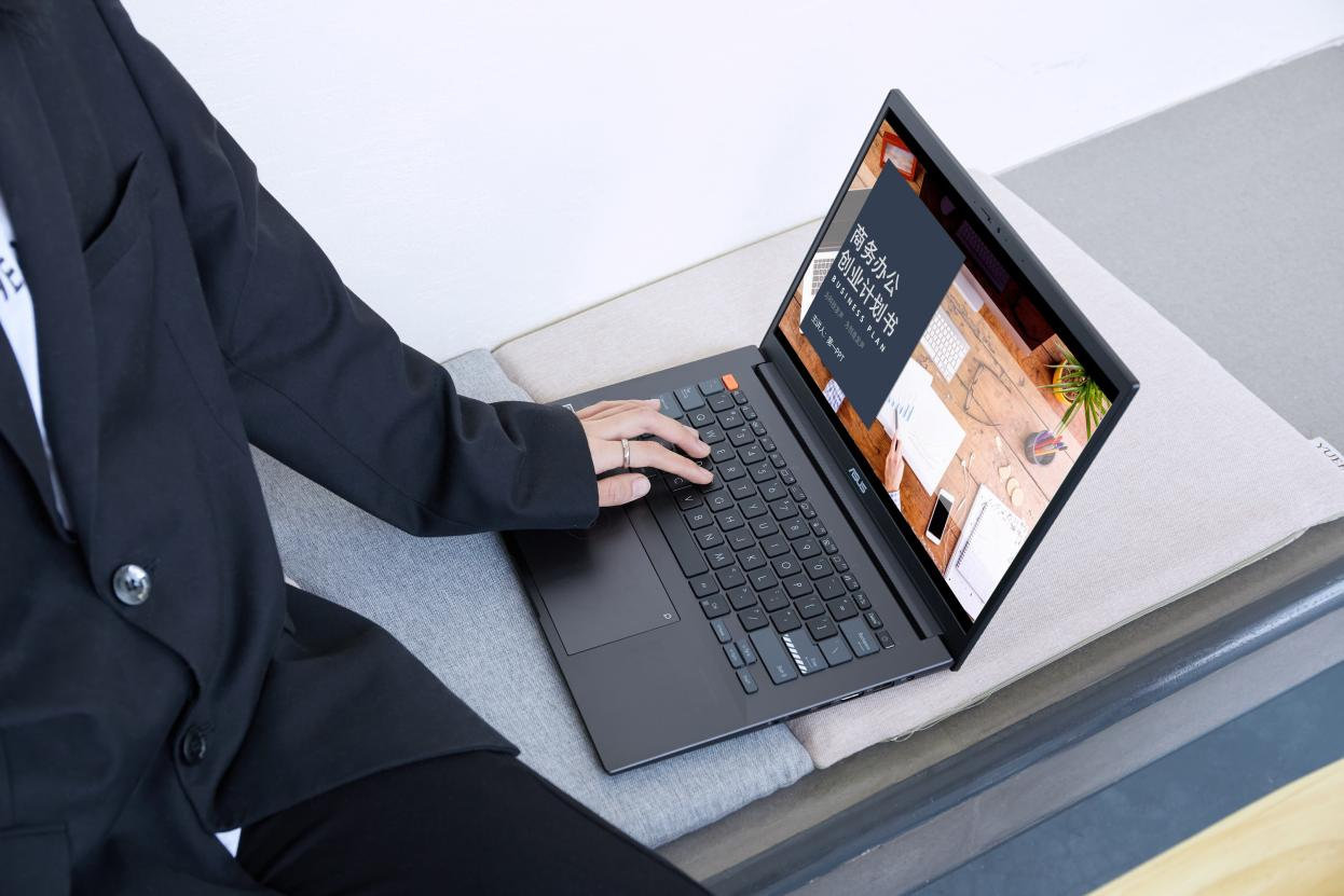 华硕黑白情侣款笔记本电脑上线，你的“圣诞好物榜单”该更新啦-华硕一款黑红色的笔记本是什么