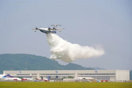 “鲲龙”吐水逐梦蓝天 珠海金湾圆了南粤百年飞机梦-珠海金湾机场实时动态