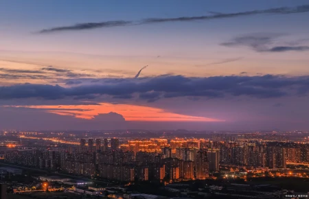 在PowerPoint的普通视图中，使用“幻灯片放映”-powerpoint中模板文件的扩展名为