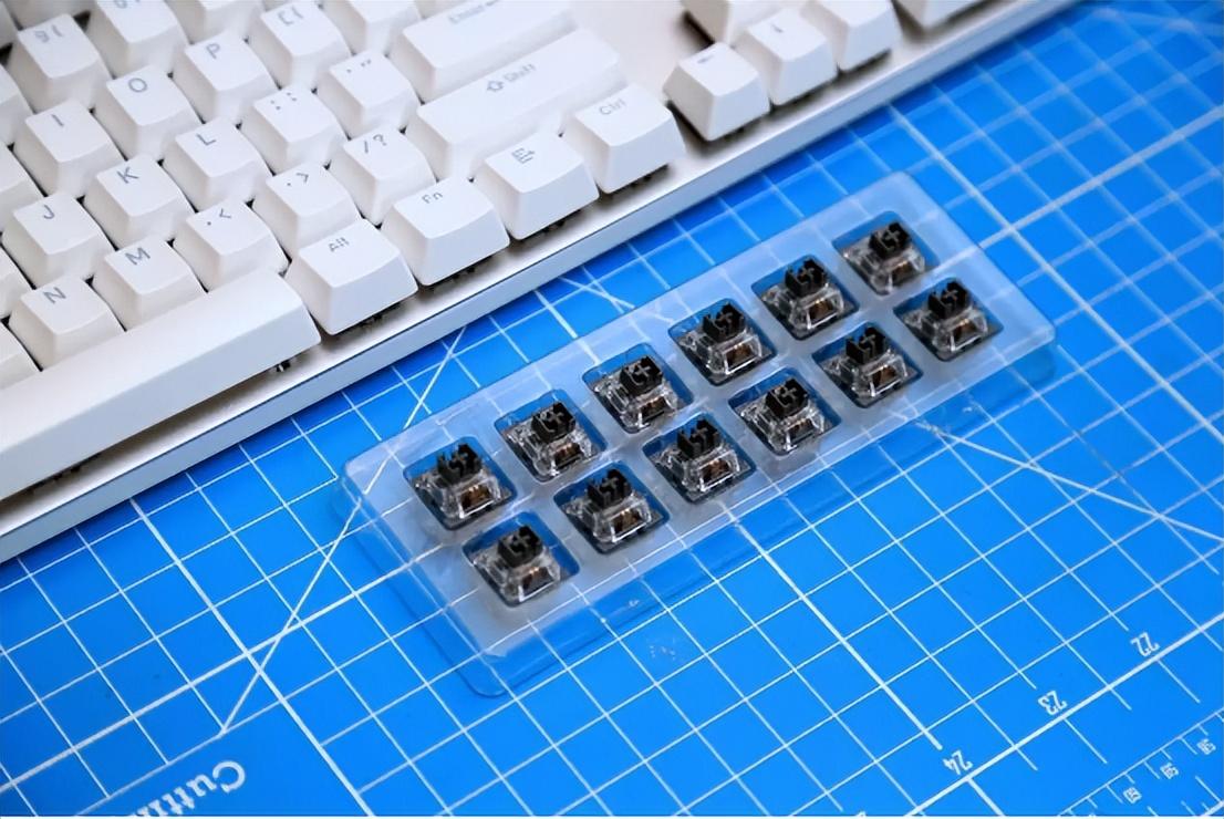 你的键盘由你定，全尺寸RGB热插拔入手分享-热插拔键盘套件需要焊接吗