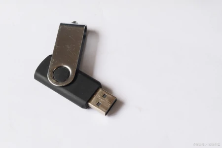 u盘已经插上，但是提示插上u盘？看完你就明白了-u盘显示插上电脑上读不出来怎么回事