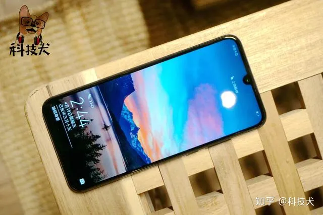 95后使用手机品牌的前三名分别是苹果、荣耀和华为-90后用的手机图片