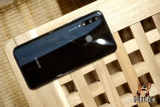 95后使用手机品牌的前三名分别是苹果、荣耀和华为-90后用的手机图片