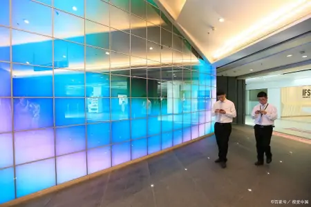 滑轨拼接屏技术指南：打破边界，实现无缝连接的沉浸式视觉体验-轨道拼接